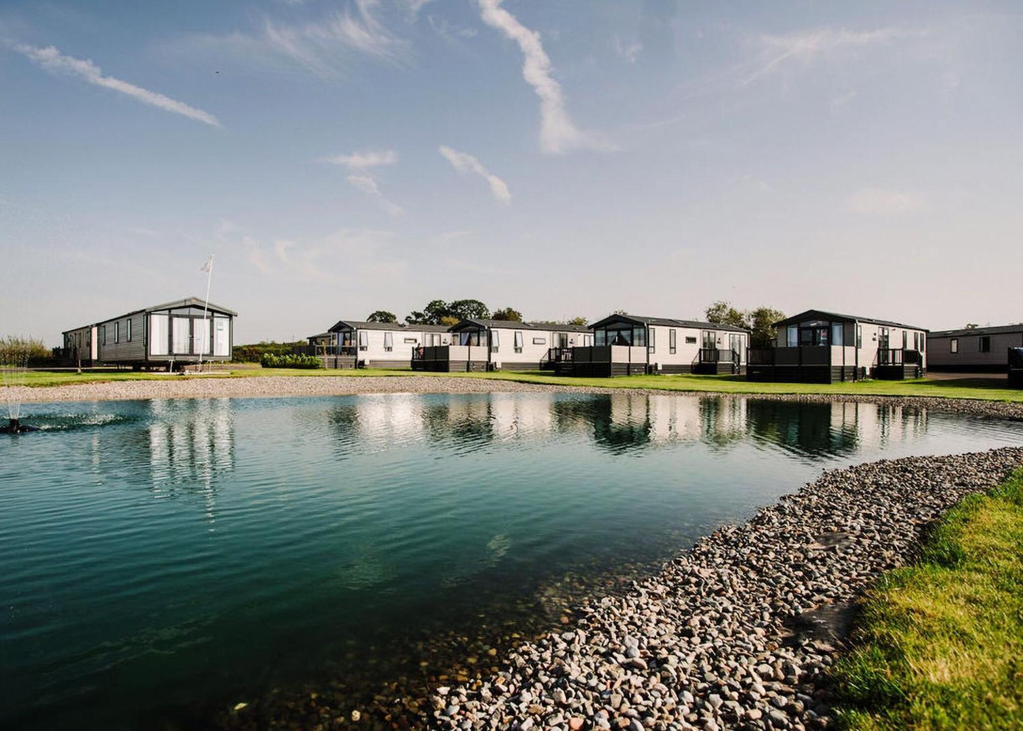 ホテル Green Meadows Country Park Harker エクステリア 写真